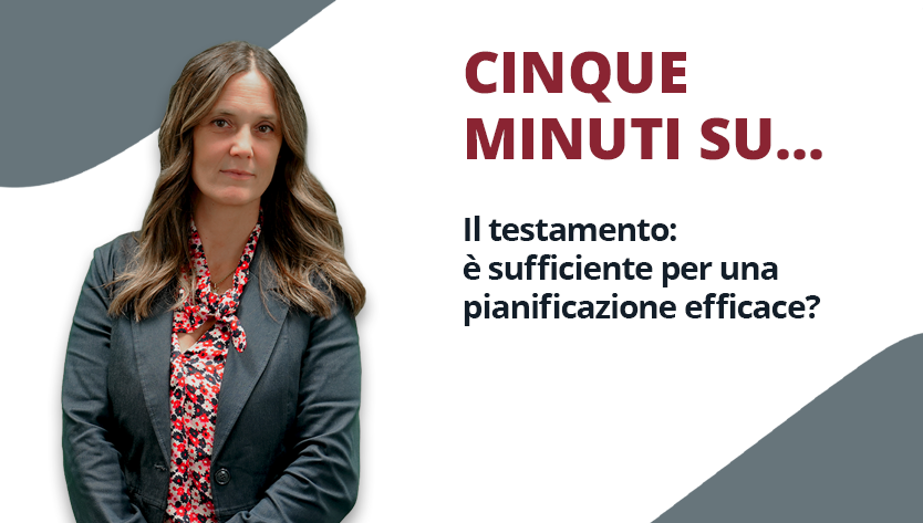 Una donna con un blazer nero e una camicetta a fiori posa con sicurezza su uno sfondo grigio e bianco. Il testo recita: “Cinque minuti su... Il testamento: è sufficiente per una pianificazione efficace?”
